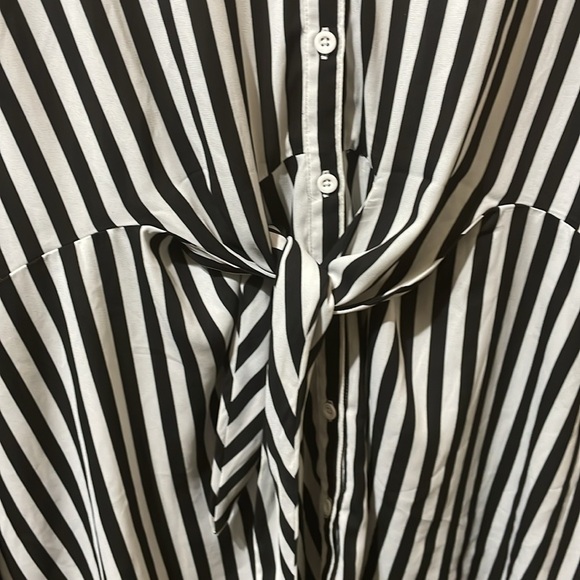 Torrid Black and White Sleeveless Tie Front Blouse size 5 - Picture 6 of 8